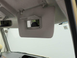 運転席サンバイザー裏にバニティミラー。気になった時にサッと身だしなみチェック。