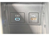 充電用USB端子付き。スマートフォンなどの充電に便利です。