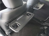 ◆シートバックテーブル◆フロントシートの背面に後席用のテーブルが装備。小物が置けてカップホルダーもあります!ドライブ中や休憩時に便利なテーブルです。