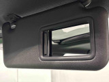 ちょっとした身だしなみチェックができるバニティミラー&チケットフォルダー付き運転席・助手席サンバイザーが付いてます