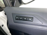 シートメモリー機能装備付きです。シートの位置をそれぞれ記憶しておく事ができるので、ご家族や、複数の方で車を乗られるオーナー様には、便利な機能です。
