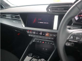 内装はシンプルに使い勝手を考え作られています。お車を運転する感覚をダイレクトに体感して頂けます。室内も広くロングドライブにも快適にお過ごしいただけます。