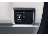 【左電動スライドドア】力を入れずにラクラクドア開閉♪左側電動スライドドア装備車両◎右側スライドドアは手動開閉です。狭い駐車場での乗り降りもラクラク♪挟み込み防止機構装備でお子様の乗り降りも安心◎