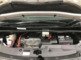 外装工程では、ボディの汚れや鉄粉を洗浄し、磨き上げコーティング。エンジンルームまで、しっかり洗浄・艶出しいたします。