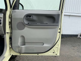 運転席ドアの内張です!使用感が少なくきれいな状態です!ドリンクホルダーや収納も備わっています!
