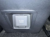 AC100V、1500Wのコンセントを車内に設置。アウトドアや駐車場で野外のコンセントとして利用できます。また、停電などの非常時にも使える便利な機能です!