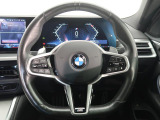BMWのステアリングのリムは、一般的なものより少し太めにデザインされています。 これはタイヤやステアリングシャフトなどを介して伝わる路面からの入力を、しっかりと把握するためです。