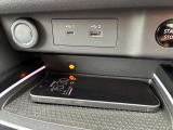 Qi対応ワイヤレス充電器搭載!充電エリアに置くだけで、USBケーブルを接続することなく手軽に充電を行えます。