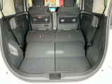 シートを倒してフルフラットに、長い荷物も楽々積み込めます。