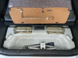 専用のエンジンクリーナーで全体に噴霧し汚れを浮かします。ボンネット裏などの汚れを中心にブラシがけを行い、洗浄しエアブローで仕上げております。