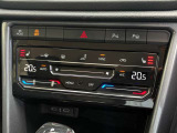 2ゾーンフルオートエアコン。運転席と助手席で個別に温度調整ができるため、同乗者それぞれが快適に過ごせます。(シートヒータースイッチも配置されています)