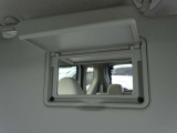 【運転席バニティミラー】ちょっとしたお化粧直しや身だしなみチェックの時に便利♪ 女性には特に嬉しい装備♪