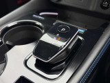前後の動きだけで簡単に操作できる先進的なデザインの電制シフト。扱いやすく、手に馴染みやすい設計となっています
