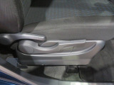 ドライバーの体格に合わせてシートの高さ調整ができます(シートリフター)