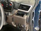 運転席側前部にドリンクホルダーあります♪運転中でも手が届きやすい位置にあって使い易いです♪