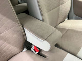 【アームレスト】運転席には、長距離ドライブに優しいアームレストが装備しています。