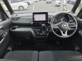 運転席からの視界を確保する広々とした窓。周囲の状況を把握しやすく、安全な運転をサポートします。