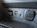 スマートフォン等の充電や連携に便利なUSB Type-Aポートを2基配置。さらに12Vアクセサリー電源も備えドライブ中の電源確保に重宝します。毎日の通勤から遠出まで活躍する、利便性の高い快適装備です。