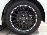 タイヤサイズは、165/55R15です。高品質でデザインにも優れている純正アルミホイールが装備され、スポーティーな雰囲気を演出しています。