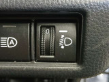 積載時に後ろが下がってライトが高くなったことによる相手車への眩惑を防止する焦点調整ができます