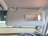 【バニティミラー】運転席・助手席のサンバイザーに装備。身だしなみチェックやメイク直しも安心です。