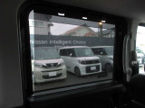 後席左右スライドドアの窓にはロールサンシェードが装備されておりますので、直射日光を遮れます