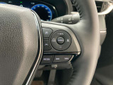 前方の車との車間を設定し、スピードを上げたり緩めたりを自動で行ってくれる追尾式の「レーダークルーズ」。上級装備の一つです!高級車にしかつかない嬉しい機能です。