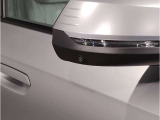 コーナーセンサーが搭載しておりますので、車庫入れの際など、障害物の接近を音で知らせます。