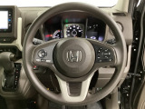 ハンドルにHondaセンシング系のクルーズコントロールやレーンキープアシストなどのスイッチと、オーディオの操作スイッチが装備されています。ハンドルから手を離さず安全に操作できます。