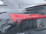 視界を鮮明に照らすだけでなく、対向車への配慮と最適な視界を両立し、ダイナミックインジケーターの流れるような輝きが、夜の街並みに先進性と知性を描き出します。