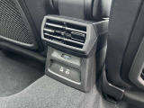 後部座席にもエアコン吹き出し口がございます。快適な車内を演出しております。
