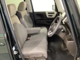 女性でも運転がしやすいように、シートの高さ調整機能(シートリフター)がついています。運転席と助手席の間が空いている為、助手席側への移動がスムーズです。交通量の多い道でも助手席側から乗り降りができます。