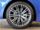 【BMWアロイホイル】軽量かつ強度に拘ったアロイホイル。走行性能ポテンシャルを引き出す設計。車の足元を引き締めてくれる大きなポイントはアロイホイルです。