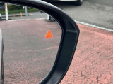 後側方の死角に車がいる場合、光って知らせます。