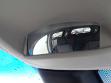 ◇コミュニケーションミラー◇ ルームミラーの上方にもう一つのミラーが設置されています。運転席から2列目、3列目の様子が確認できます。