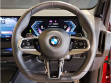 【ハンドル】ドライバーとBMW車の一体感がダイレクトに伝わるステアリングホイール。形状・太さへの拘りに加えて、操作性を高める為にスイッチ類も配置。クイックかつ安定のドライビングを体感下さい!