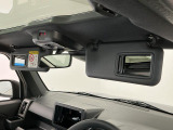 【サンバイザー】車内で身だしなみを整えるためのバニティミラーがセット。お化粧直しや髪型のチェックに活用できます。