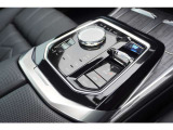 センターコンソールにはクリスタル製のiDriveコントローラーやセレクターを配置。指先から伝わる上質な操作感が、所有する喜びを満たします。