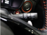 AUTOライト装備  周囲の明るさに応じてヘッドライトや車幅灯を自動で点灯・消灯します。 トンネルに入ると自動でライトが点いてとても便利!(^^)!