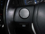 ステアリングスイッチ付きで、運転中に視線を前に向けたまま操作できます。