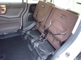 ◆チップアップ&ダイブダウン機構付【ULTR SEAT】は後席座面を左右分割で跳ね上げることができます。トランクで積載できない背の高い荷物をラクラク収納できます。ホンダ車ならではの人気装備です。