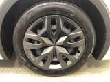 樹脂フルキャップ付き17インチスチールホイール(195/60R17)装着です。