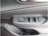 【パワーウインドゥマスタースイッチ】運転席より助手席やリヤドアガラスの開閉が出来るので便利ですね!運転席以外のウインドロック機能も付いています。