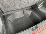 シートを外して室内をすみずみまで洗浄&消臭。ボディやタイヤはもちろん、エンジンルームまで洗浄しています。