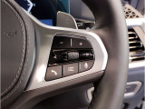 運転中にもオーディオの音量やFMの切り替えなどステアリングでの操作で切り替え可能なため、ステアリングから手を放す必要がない為、運転中でも操作が簡単でございます。