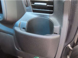 【運転席側ドリンクホルダー】運転中にすぐ取り出しやすい位置に配置しているのでドライブ中の水分補給もスムーズです。