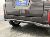 【後退時ブレーキサポート】リヤバンパーに4つの超音波センサーを内蔵し、車両後方にある障害物を検知。透明なガラスなども検知でき、コンビニの駐車場などでの衝突回避をサポートします。