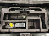 ラゲージの下にはジャッキや応急パンク修理セットが備わっています