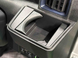 運転席側掘り込み式カップホルダー