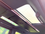 【パノラマルーフ】大型のガラスルーフ搭載で車内の解放感が一気にアップ!開放的なドライブをお楽しみいただけます。